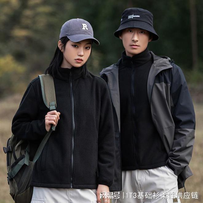 如何巧妙穿搭冲锋衣尽享防水御寒魅力球盟会qmh网页版秋冬户外必备：