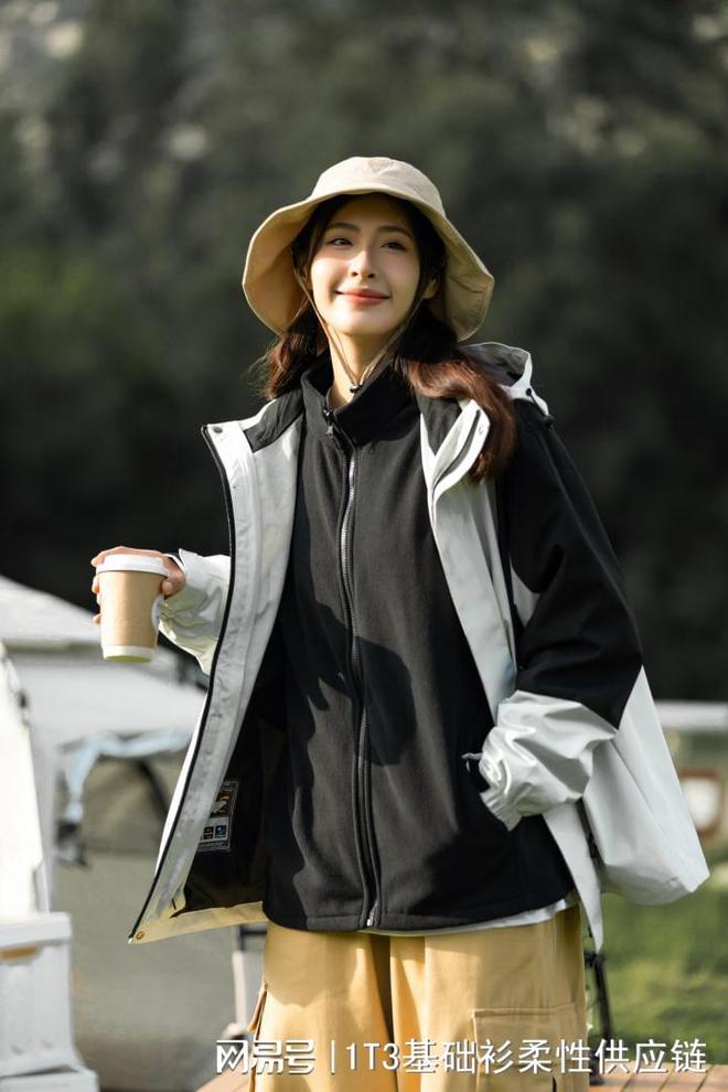 如何巧妙穿搭冲锋衣尽享防水御寒魅力球盟会qmh网页版秋冬户外必备：(图3)