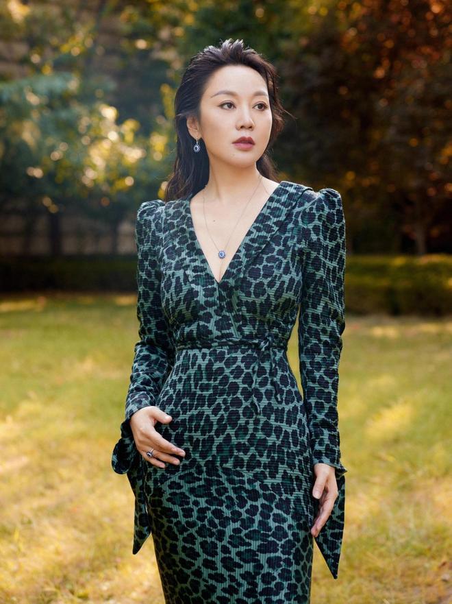 裙像小姑娘五官和身材太抗打了闫妮看不出有50岁穿衬衫+短(图5)
