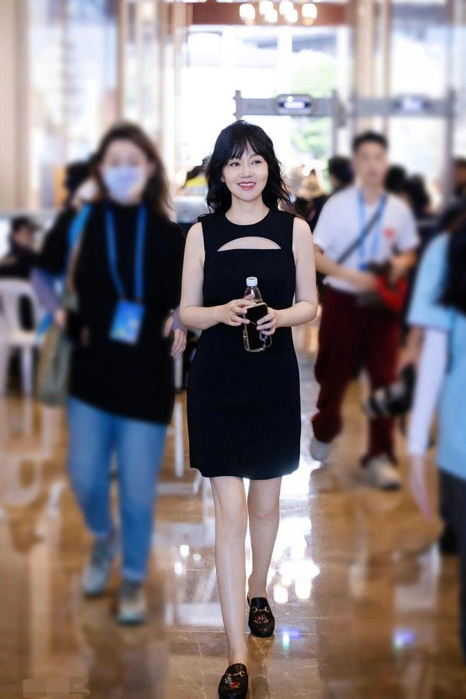 裙像小姑娘五官和身材太抗打了闫妮看不出有50岁穿衬衫+短(图4)