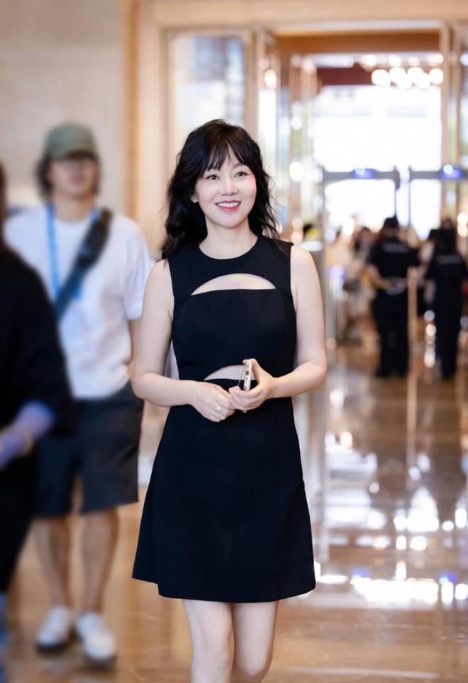裙像小姑娘五官和身材太抗打了闫妮看不出有50岁穿衬衫+短(图8)