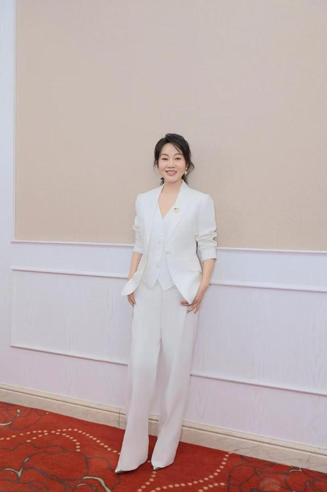 裙像小姑娘五官和身材太抗打了闫妮看不出有50岁穿衬衫+短(图6)